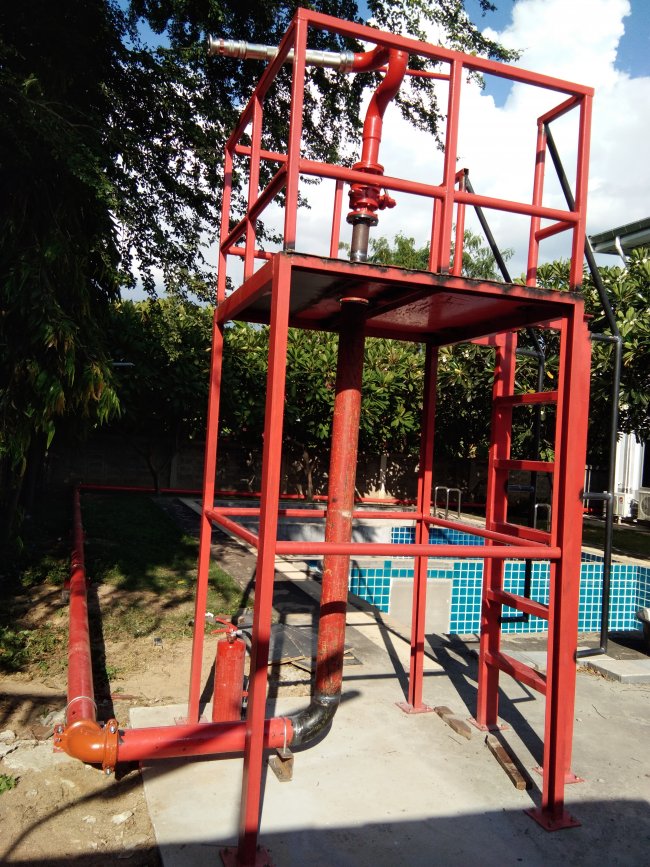 แท่นปืนดับเพลิง  ริมรั้วโรงงาน